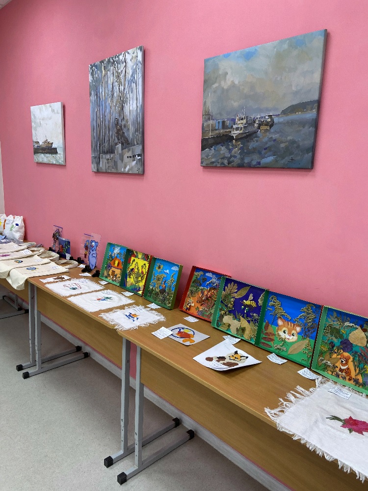 Выставка работ учащихся школы.