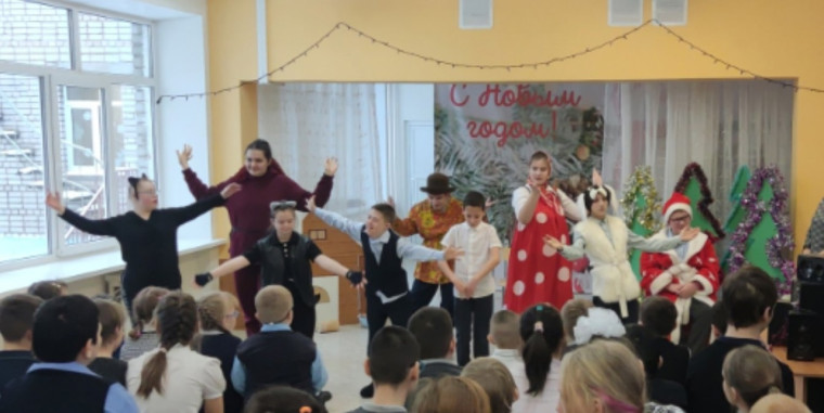 Музыкальный спектакль «Морозко» школьного театра.